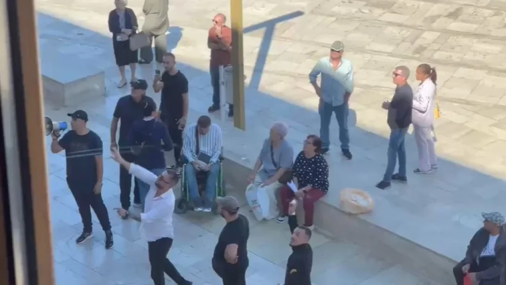 Qytetarët e Durrësit kundër projektit TID, hedhin vezë drejt godinës së Bashkisë
