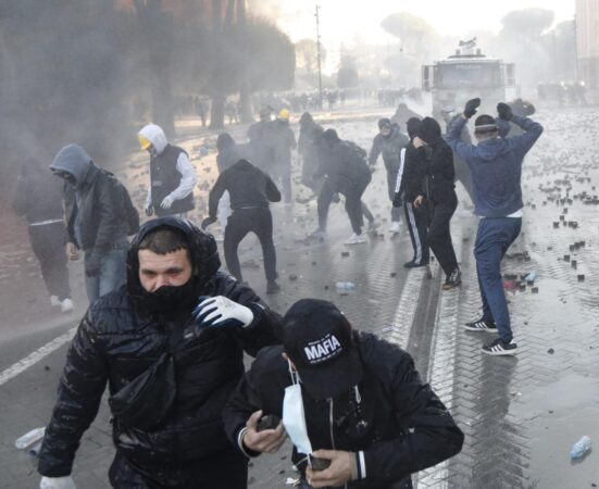 “Të dhimbshme këto imazhe”/ Alban Skënderaj në mbështetje të të rinjve, reagon për dhunën gjatë protestave