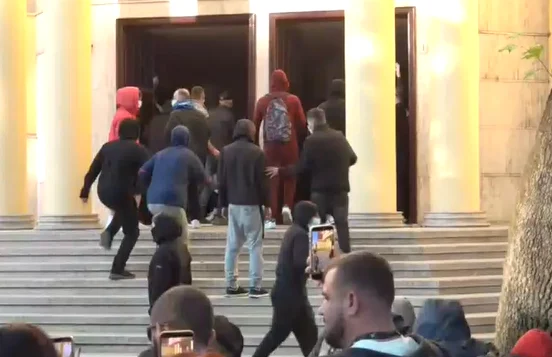 16:55 Protestuesit thyejnë derën e Ministrisë së Finacave, futen në ambientet e brendshme