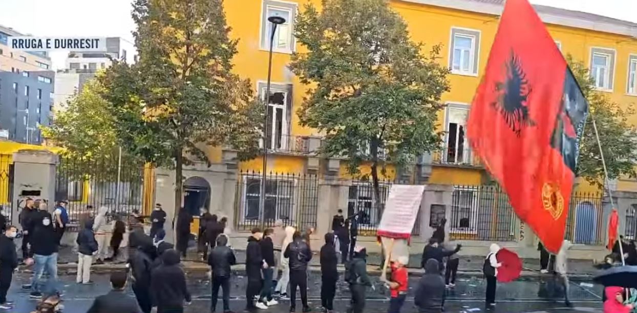 16:47 Zhvendoset protesta, protestuesit nisin marshimin drejt Kuvendit