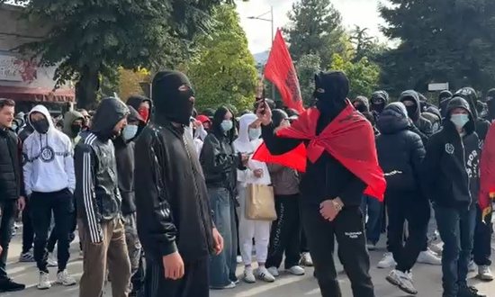 19:53 “Më ndaluan persona të maskuar në Sheshin ‘Skënderbej'”, shtetasi amerikan alarmon Ambasadën e SHBA