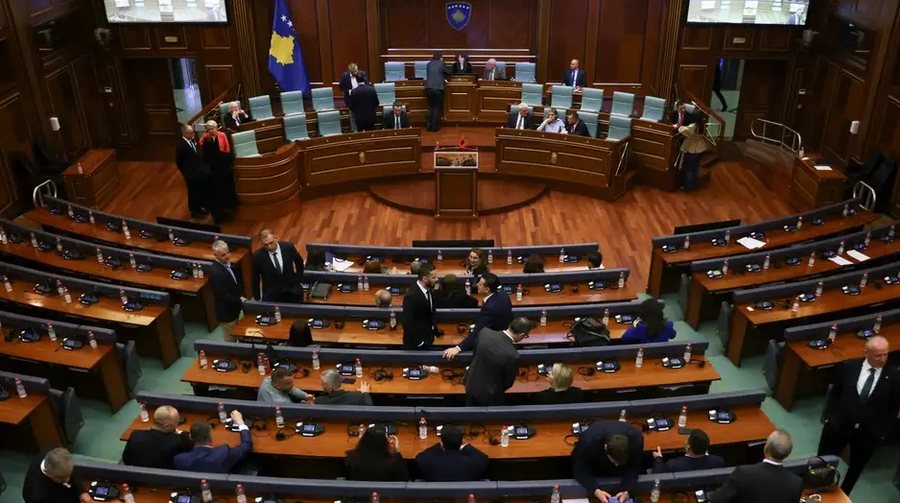 08:10 Ditë vendimtare për Kosovën/ Sot afati i fundit për presidentin ose vendi shkon sërish në zgjedhje! Protestuesit rikthehen në shesh: Votoni ligjin për Specialen!