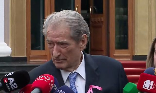 10:35 Rama mbledh socialistët/ Berisha: Po kap me libër shtëpie deputetët se mos nuk i votojnë reformën