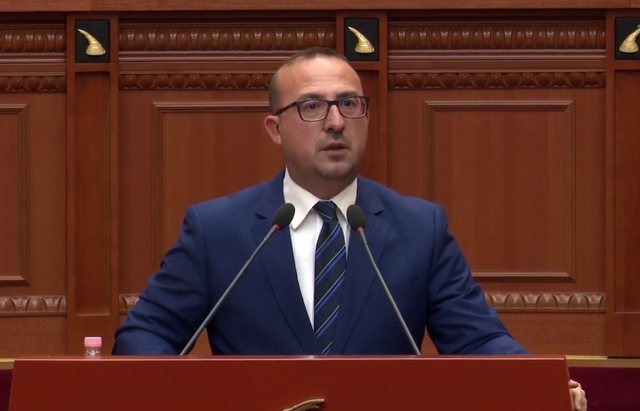 “Kërcënimet ndaj të rinjve, veprime diktatoriale”/ Korreshi, thirrje: Të mbështesim studentët