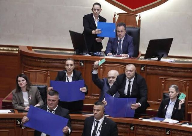 11:51 Përjashtimi i Balliut dhe Bardhit nga Kuvendi/ Këlliçi: Ndëshkim me porosi të Ramës