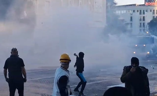 Protesta masive në kryeqytet, ndeshja europiane në rrezik. Mbledhje urgjente nga UEFA