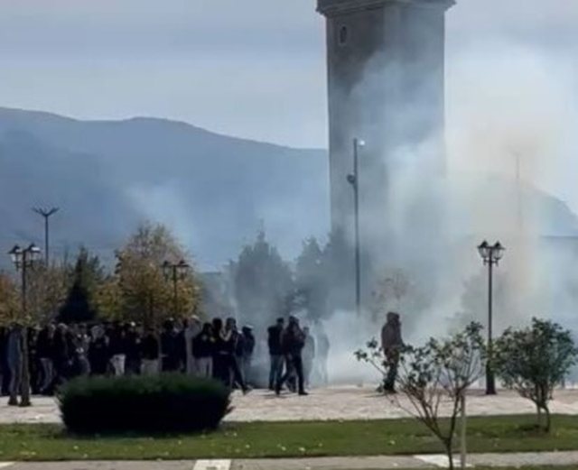Protesta në Kukës/ Të rinjtë i vënë zjarrin lulishtes pranë bashkisë
