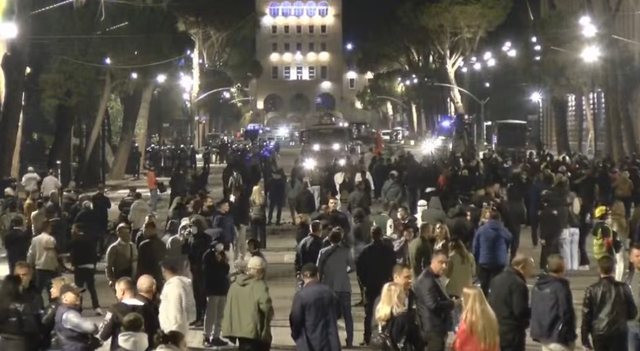 Protestuesit të shpërndarë/ Një pjesë vijojnë të grumbulluar para Kryeministrisë