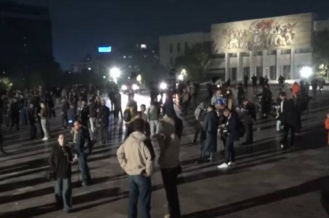 Nesër seancë plenare/ Qytetarët njoftojnë protestë para Parlamentit