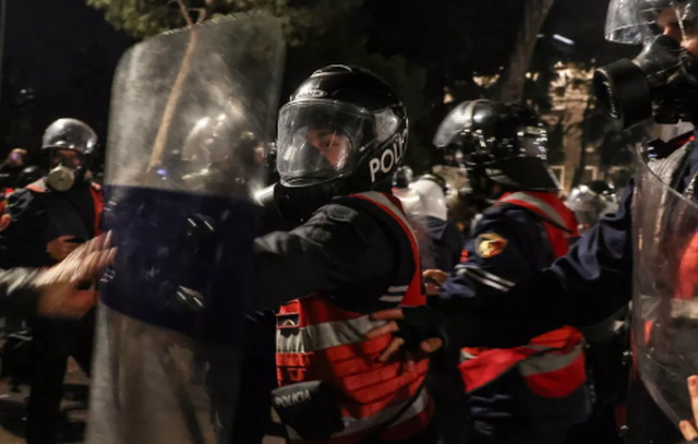 Media franceze: Përleshje fizike mes deputetëve shqiptarë, akuza për dhunë në protestë