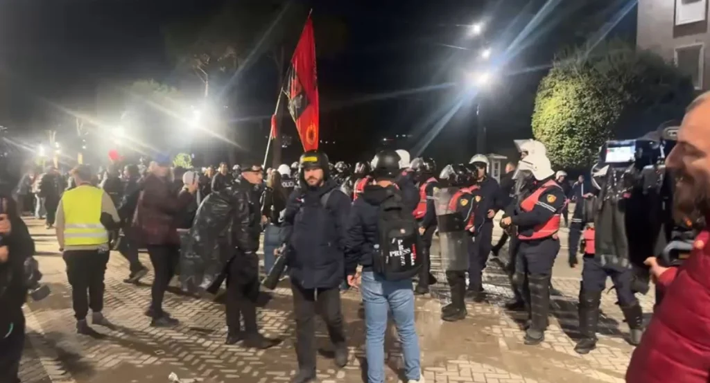 Hedhja e bombave molotov ndaj policisë, arrestohen tre protestues në Tiranë