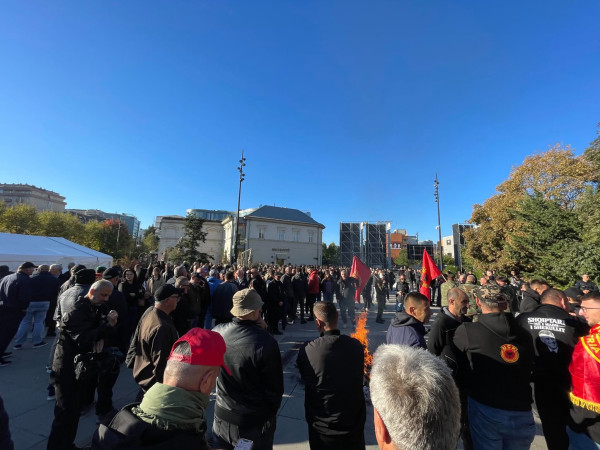 09:05 Protestuesit kalojnë natën para Kuvendit të Kosovës, kërkojnë votimin e ndryshimeve në Ligjin për Dhomat e Specializuara