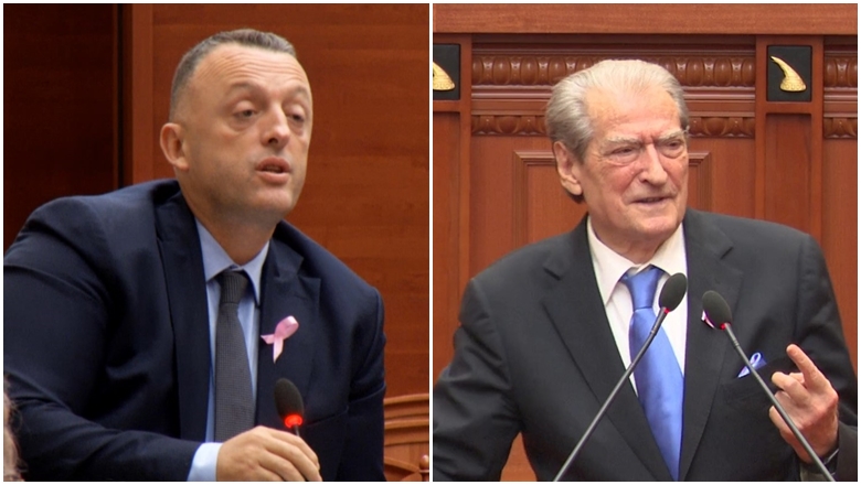 Territorialja/ Berisha: Klosi po shkrihet për interesat mafioze të Malajt! Ish-gardisti i 21 janarit i përgjigjet: Ish-komunat i kishe kthyer në banda, shkaktar i ’97-ës