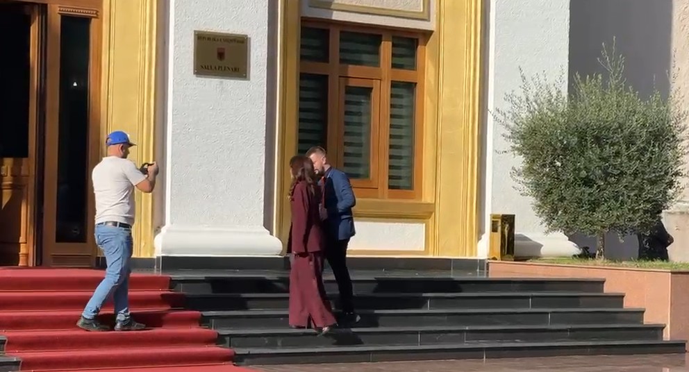 10:14 Sot protestë/ Nga Sinaj te Spiropali, deputetët mbërrijnë më herët në parlament