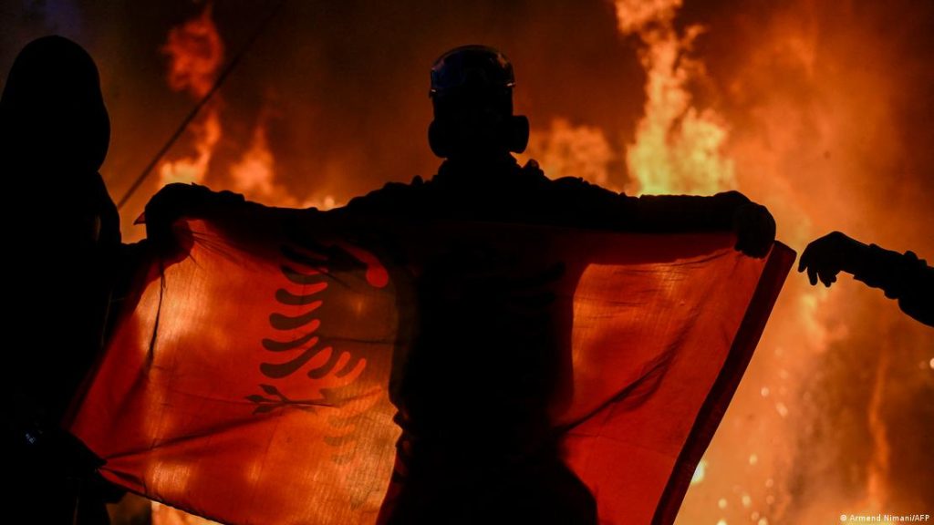 Francë, Belgjikë, Spanjë, Itali, Portugali dhe Shqipëri protesta të dhunshme dhe tensione! Pse po protestojnë të rinjtë në Europë