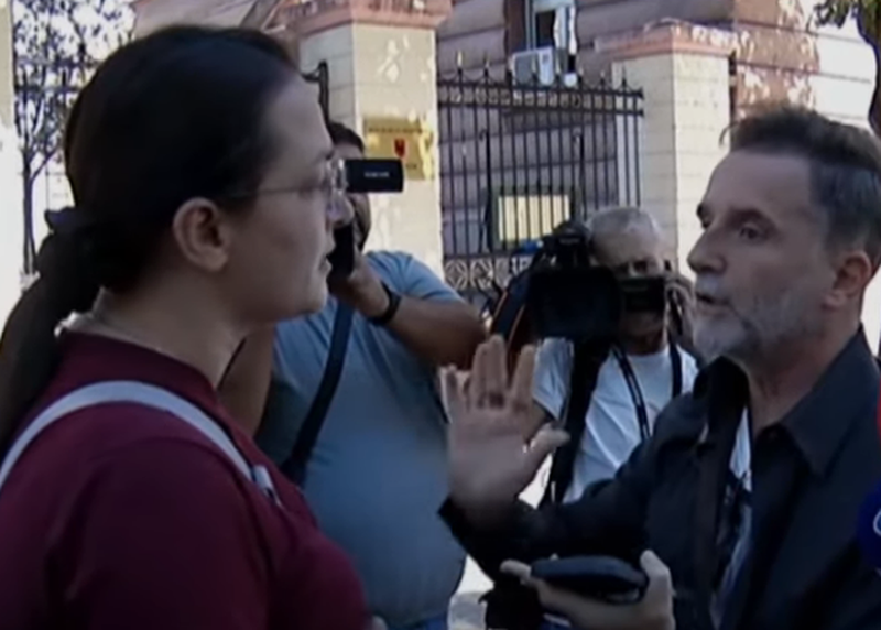 Tensione para Kryesisë së Kuvendit, protestuesit përplasen me deputetin Erion Braçe