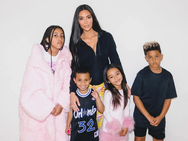 5 dado për 4 fëmijët/ Kim Kardashian flet për mëmësinë: Pothuajse po i rris e vetme!
