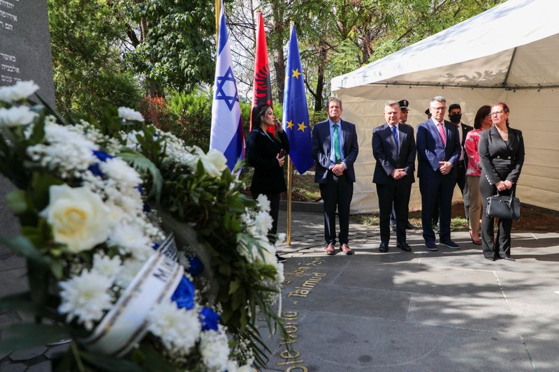 Balla dhe ministri izraelit Sa’ar homazhe te Memoriali i Holokaustit në Tiranë: Mirënjohje familjeve shqiptare që shpëtuan hebrenjtë