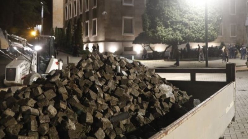 22:15 Çfarë mbeti pas protestës në bulevard, gurët e hedhur ndaj Policisë mbushin kamionçinën (FOTO)