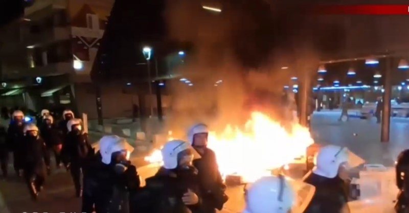 22:35 Përshkallëzohet situata, protestuesit zhvendosen te “Pazari i ri” dhe i vënë flakën koshave pranë tregut dhe tezgave!