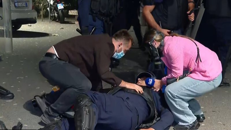 Goditet në mushkëri nga protestuesit, efektivi i policisë kërkon ndihmë mjekësore
