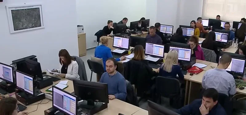 Kodi i Etikës në Ministrinë e Arsimit! Kumbaro vendos rregulla për veshjen, dhuratat dhe përdorimin e telefonit