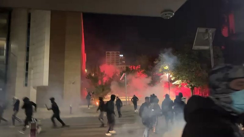 20:18 Protestuesit sulmojnë selinë e PS/ Policia aksione në rrugët e Tiranës