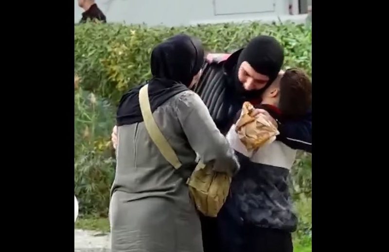 16:48 Rama publikon videon, familjarët takojnë policin e Shqiponjave në protestë