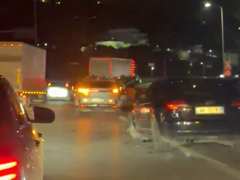 Aksident i shumëfishtë pranë nyjes lidhëse të autostradës Durrës-Tiranë, përmbyset një makinë pas përplasjes së tri mjeteve