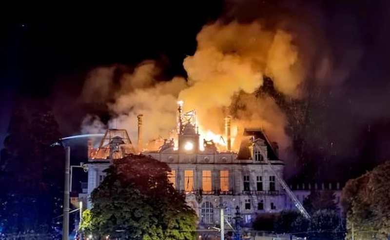 Digjet bashkia historike e Limoges/ Francë, persona të maskuar hynë brenda ndërtesës dhe i vendosën flakët