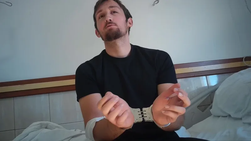 Klevi Metaj rrëfen me pranga nga shtrati i spitalit përballjen me 6 policët: Më qëlluan vazhdimisht të parët