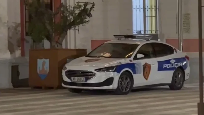 Blindohet Bashkia e Vlorës, vendosen hekura në dyert kryesore dhe dritare