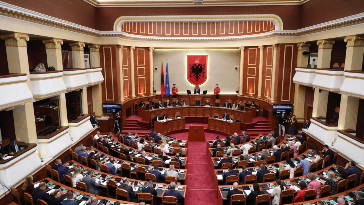 10:35 Seanca plenare u anulua për shkak të protestës, reagon Kuvendi: Do të mbahet javën e ardhshme