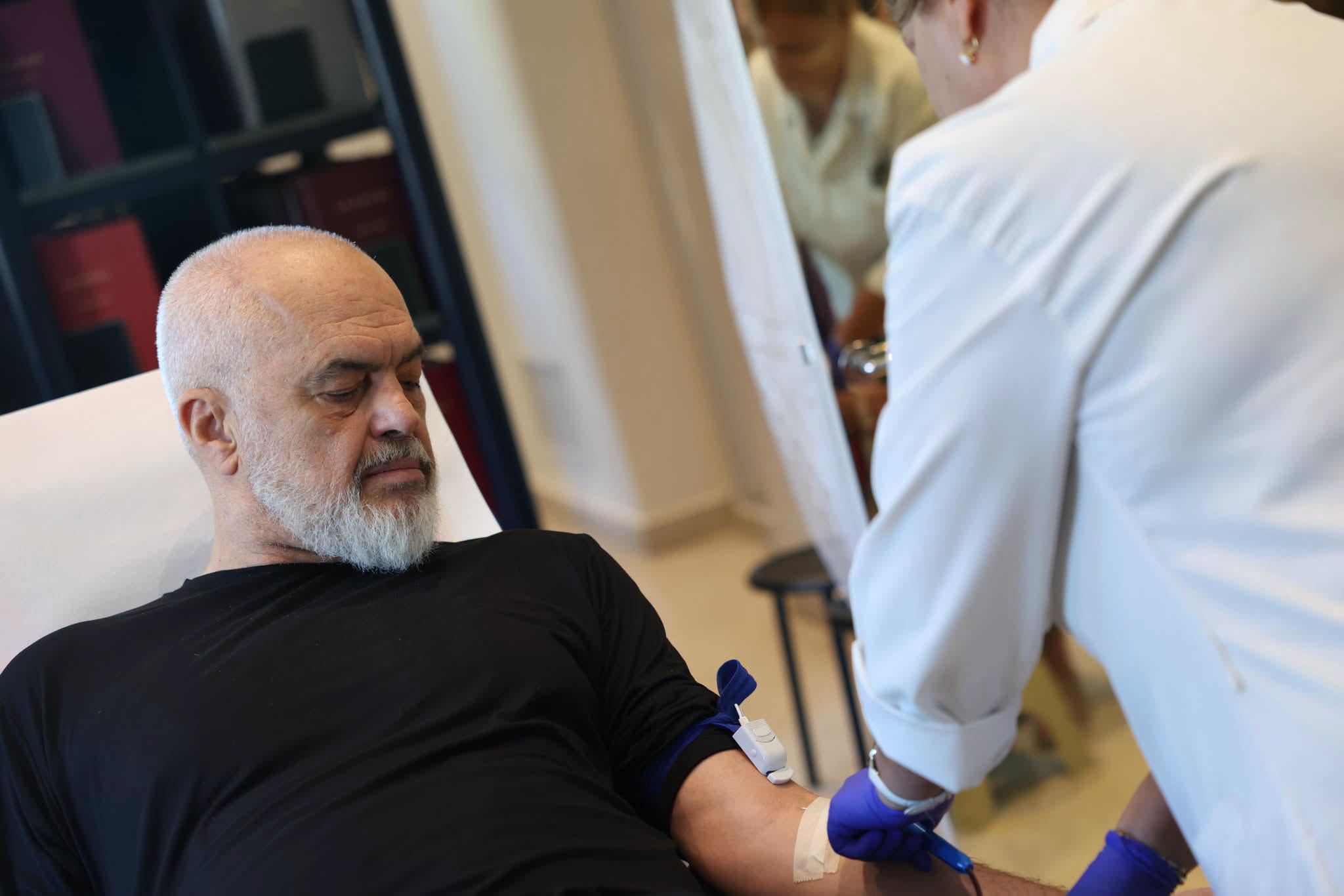 16:59 Rama dhuron gjak, vijon tradita në Kryeministri: “Dhuro gjak, shpëto jetë”