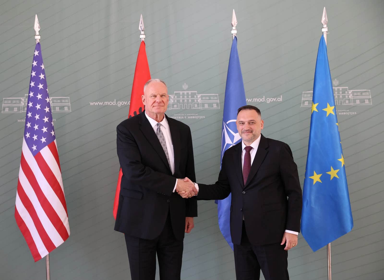 14:09 Nufi pret ambasadorin e ri amerikan në Tiranë, Eric Wendt: Shqipëria dhe SHBA krah për krah për sigurinë dhe paqen