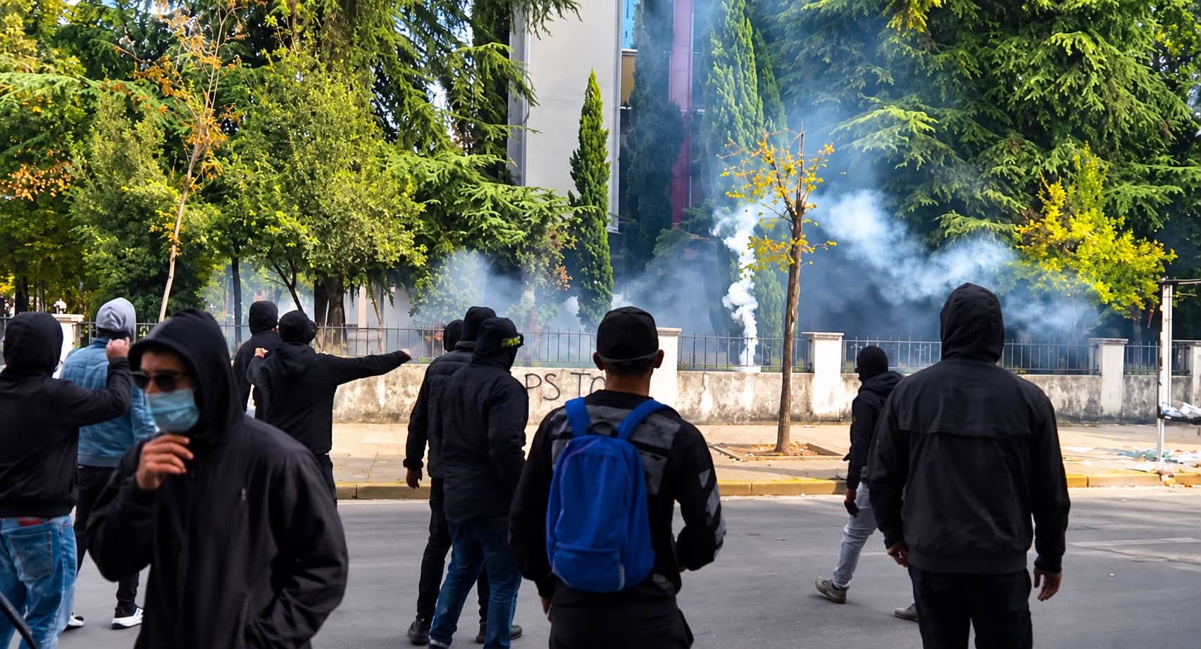 14:18 Protesta në Tiranë, sulmohet selia e Partisë Socialiste, policia i zmbraps me gaz lotsjellës (FOTO)