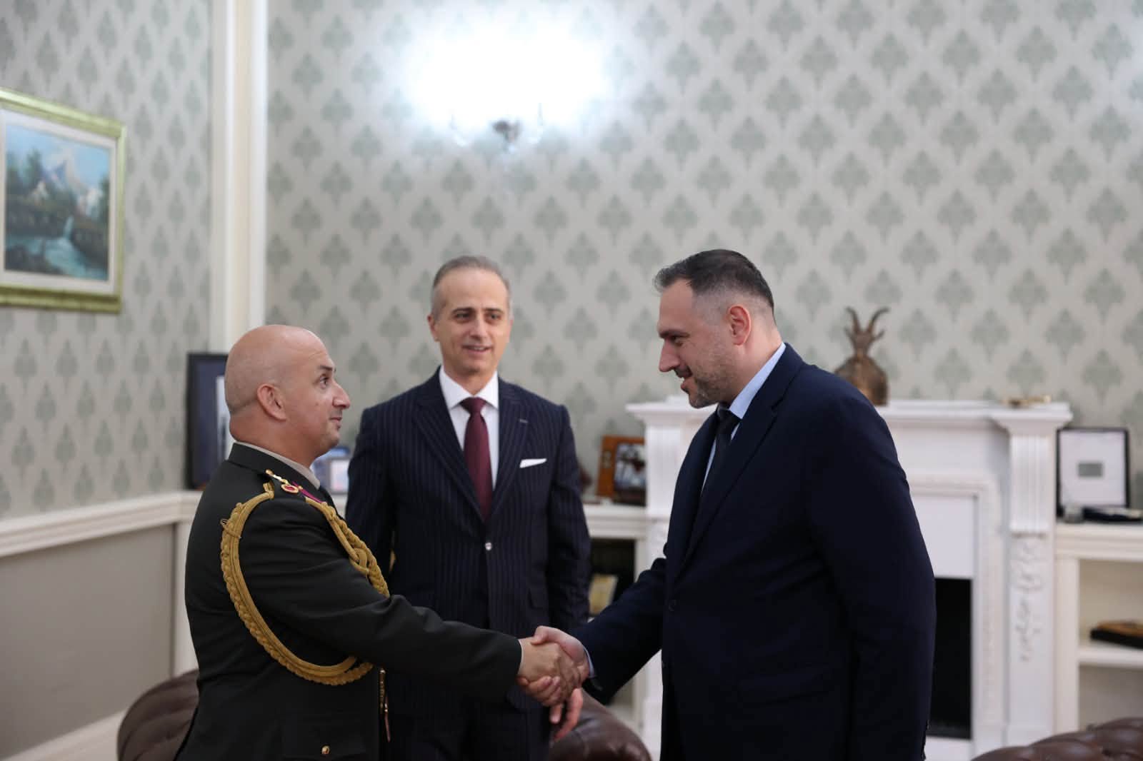 10:40 Ministri Ermal Nufi pret atasheun e ri ushtarak turk në Tiranë (FOTO)