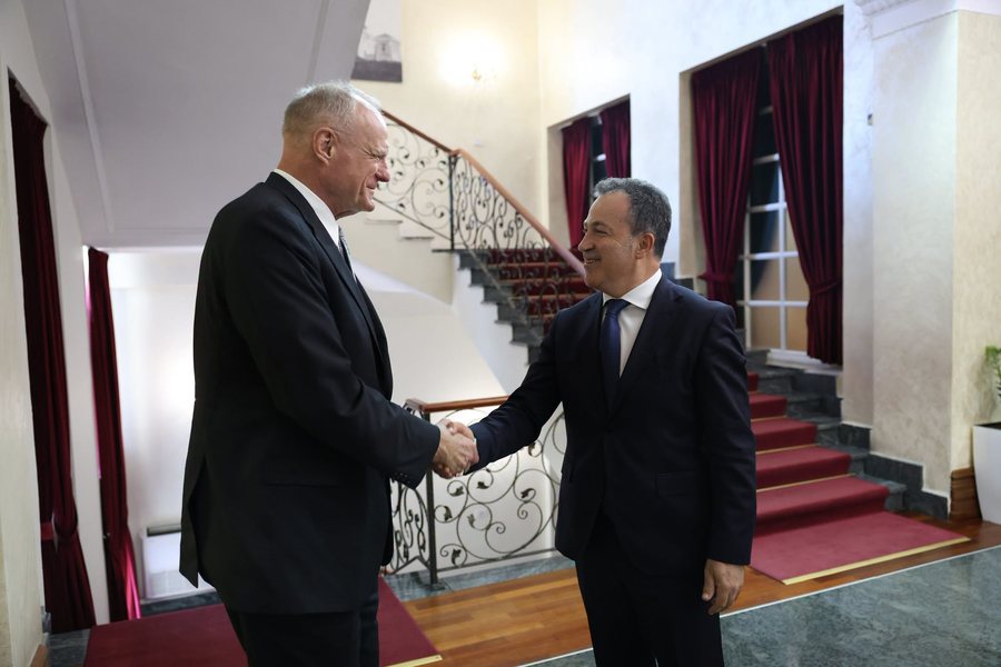 17:40 Ambasadori i ri shkon në Kuvend dhe takon kryetarin Niko Peleshi! Ambasada e ShBA-ve zbulon çfarë u diskutua