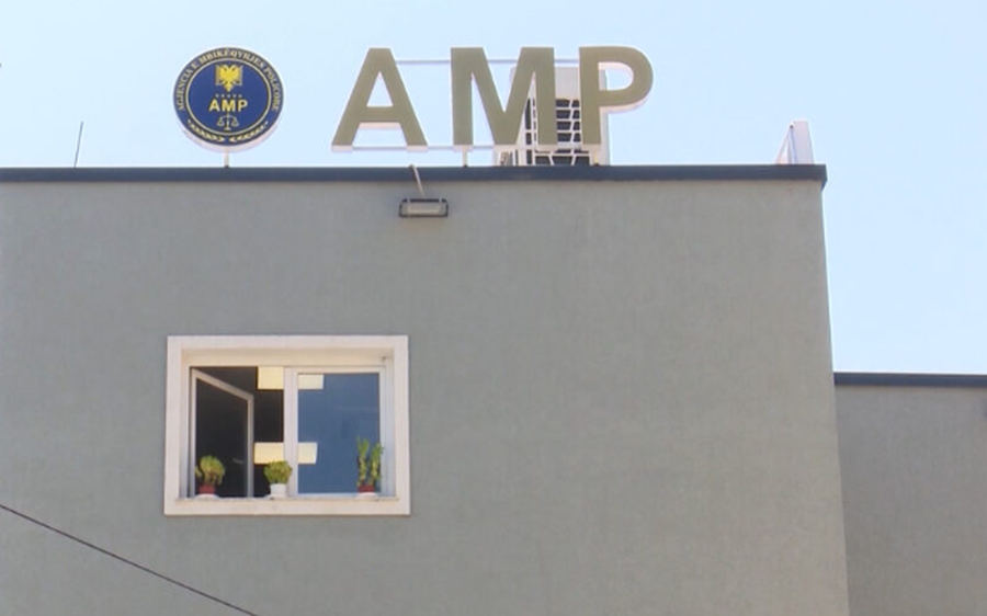 Mori para për të lejuar një të dënuar të dilte nga banesa, arrestohet polici në Prrenjas