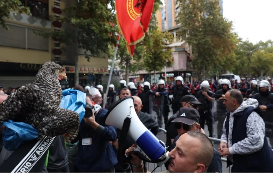 16:32 Demokratët falenderojnë qytetarët për protestën, u bëjnë thirrje: Dilni sërish në orën 18:00