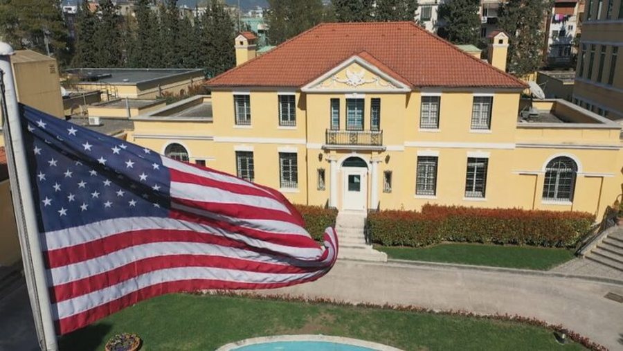16:55 Tirana “mbërthehet” nga protestat, Ambasada Amerikane del me njoftimin e rëndësishëm