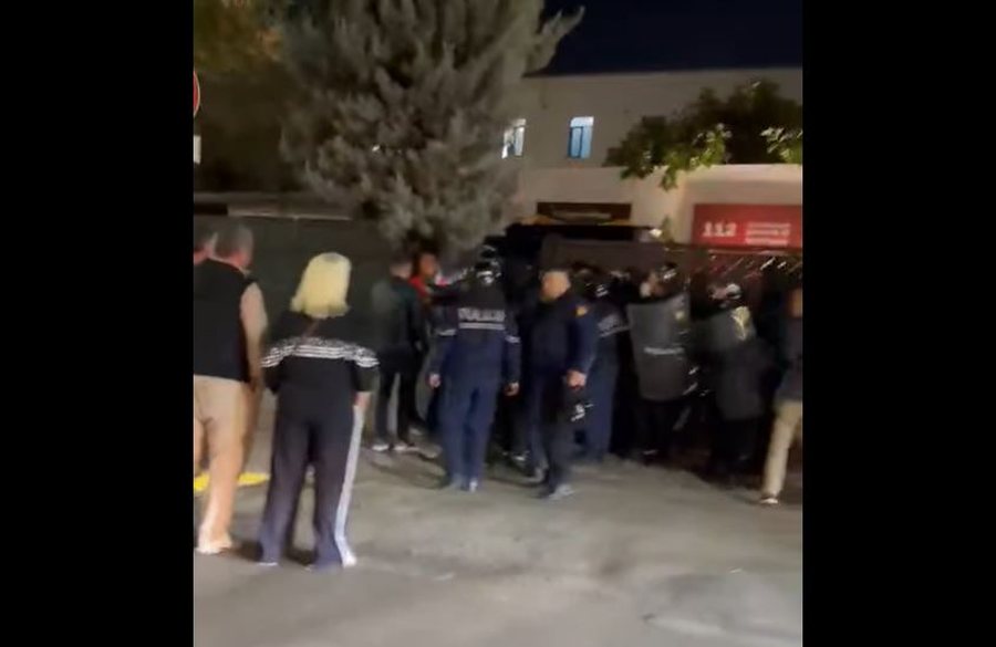Bardhi: Pas dhunës ndaj të rinjve që protestojnë, tani radha i erdhi deputetëve të opozitës