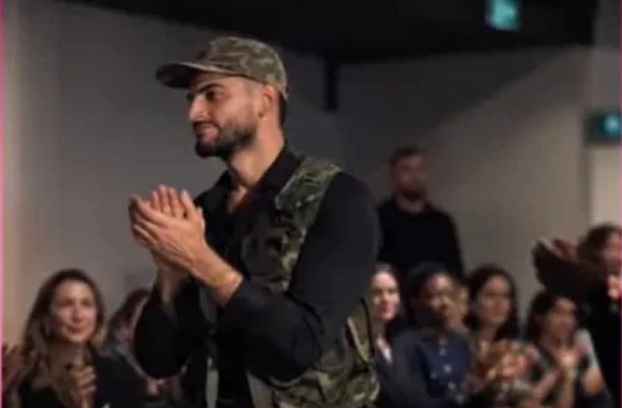 Etnik Shala sjell historinë e Kosovës në Paris Fashion Week, shfaqet me uniformën e UÇK-së