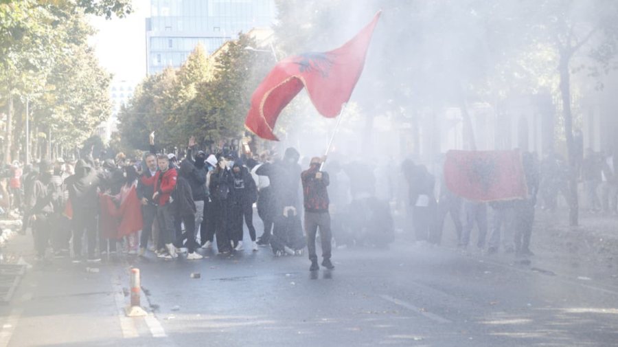 Protestat e dhunshme në Tiranë, gjykata cakton masa për 38 protestues, 21 janë të mitur