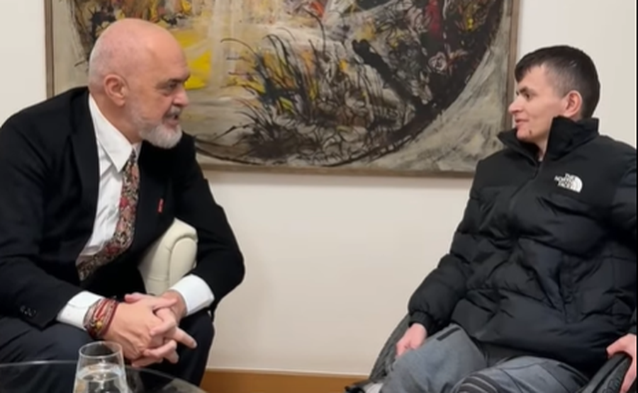 18:37 Rama “ul” studentin në karrigen e dialogut para Kryeministrisë, publikon bisedën rrugës për në Budva
