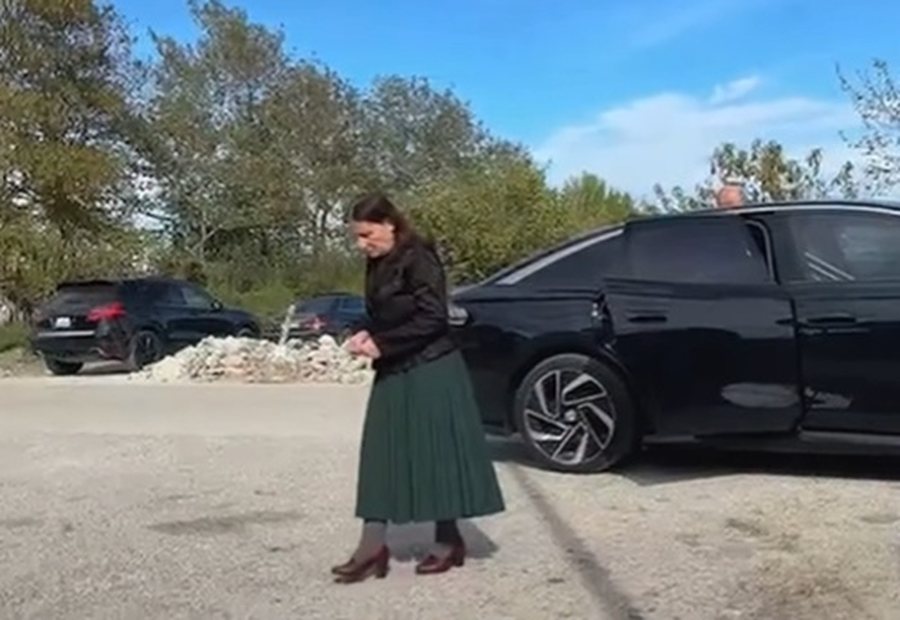 Erion Veliaj u transferua papritur nga Durrësi, nëna e kryebashkiakut shkon në burgun e Fierit, kërkon takim me të (Video)