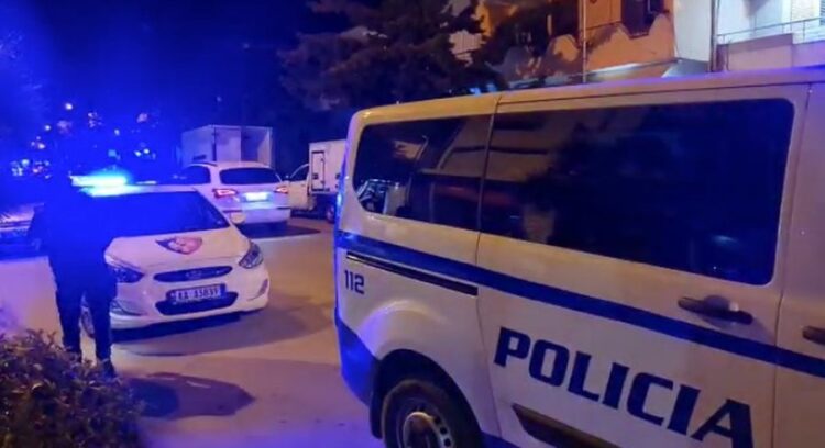 Vlorë/ Gjenden dy mina të fshehura në murin e një pallati