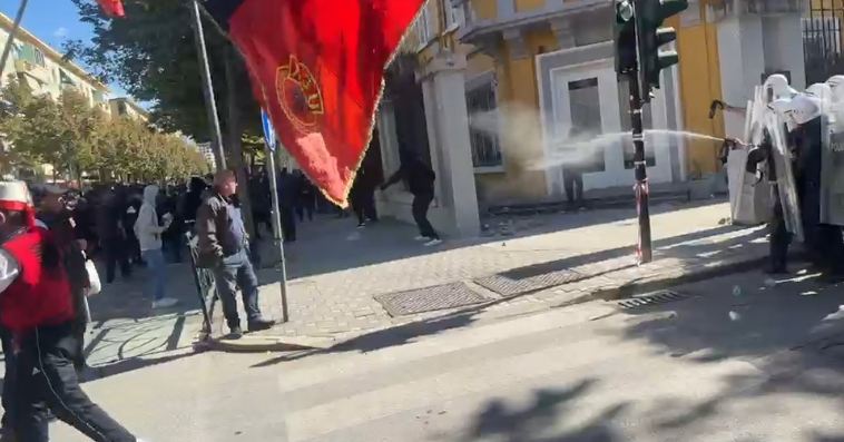Tensione pranë Ministrisë së Arsimit, hidhet gaz lotsjellës ndaj protestuesve (VIDEO)