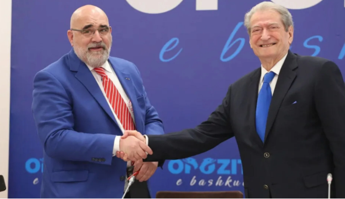 13:38 Mother Jones për vizitën e Berishës në SHBA: Departamenti i Shtetit e quajti “të korruptuar”, zyrtarët e Trump e pritën në Dallas