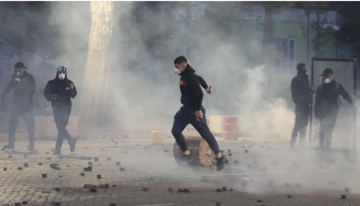 10:32 Protesta në Tiranë/ Policia arreston 10 persona, 22 të tjerë procedohen penalisht
